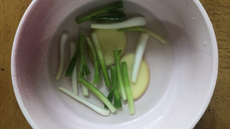 门钉肉饼,10g葱段和5g姜片加入50g开水。