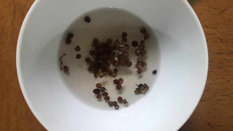 门钉肉饼,2g花椒加入50g开水。