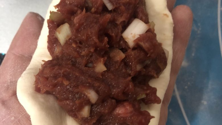 门钉肉饼,取一个小面团按扁，加入拌好的牛肉馅，可以多加一点。
