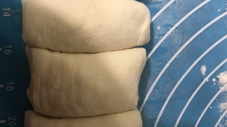 门钉肉饼,案板上撒面粉，面团取出不揉面，直接搓成长条，分成12等份。