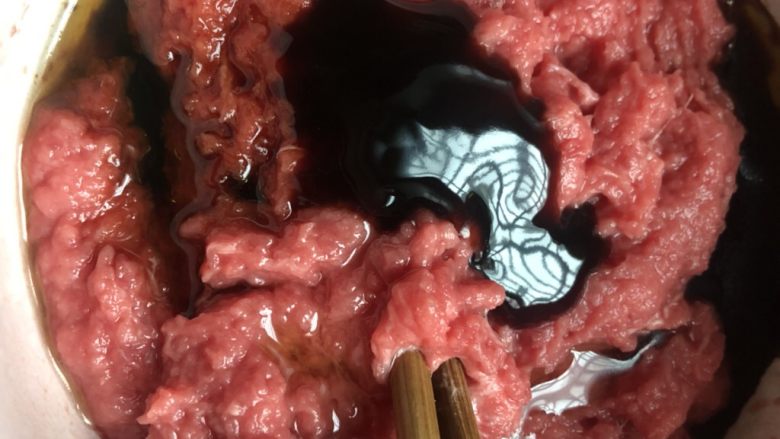 门钉肉饼,10g<a style='color:red;display:inline-block;' href='/shicai/ 847'>香油</a>。
