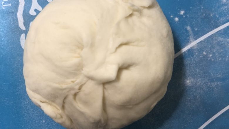门钉肉饼,给它包起来，二狗妈妈是用勺子按压，虎口往上收口的方式，我手笨不会，就瞎捣鼓了。