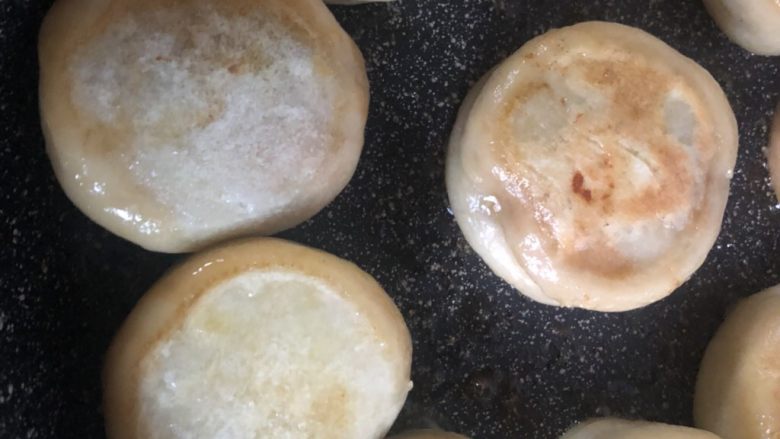 门钉肉饼,等收干水份后改中火，把两面煎煎黄一些，并且四周也煎一煎就可以了！