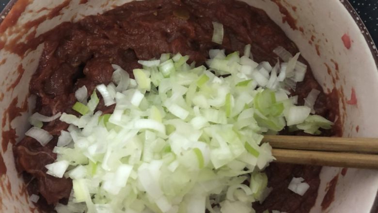 门钉肉饼,面团静置时间快到的时候把牛肉馅取出来，加上切好的<a style='color:red;display:inline-block;' href='/shicai/ 138'>大葱</a>碎。
