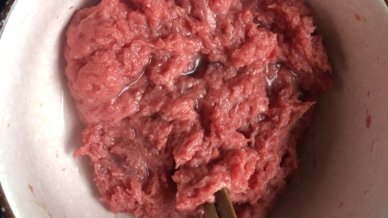 门钉肉饼,花椒水和葱姜水分别分两次加入<a style='color:red;display:inline-block;' href='/shicai/ 216'>牛肉</a>馅里，每次都充分搅匀了再加下一次。