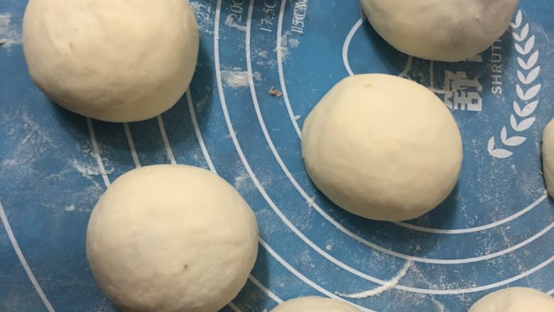 门钉肉饼,收口朝下，整成馒头坯子。全部做好备用。