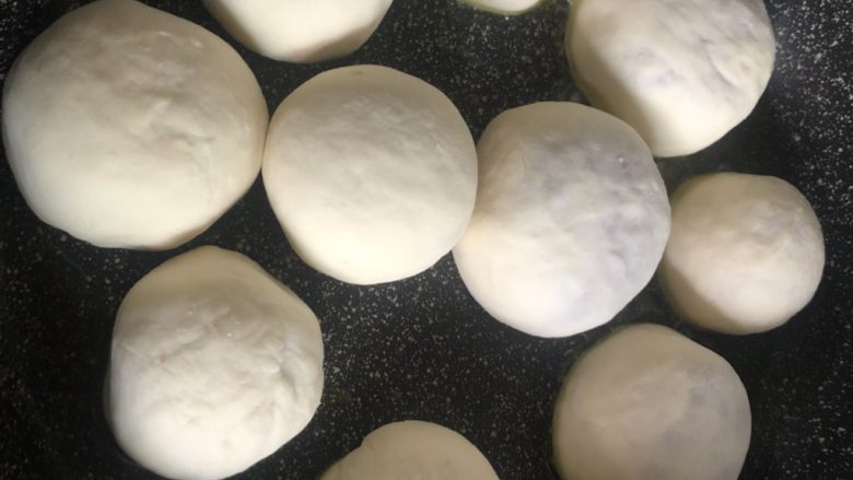 门钉肉饼,平底锅大火烧热，放油，把肉饼坯子收口朝下码入锅里，盖上锅盖，改小火，煎一会。