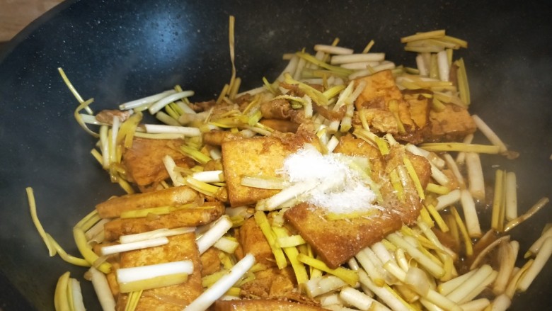 韭黄炒香干,加入盐,鸡精炒均匀即可出锅。