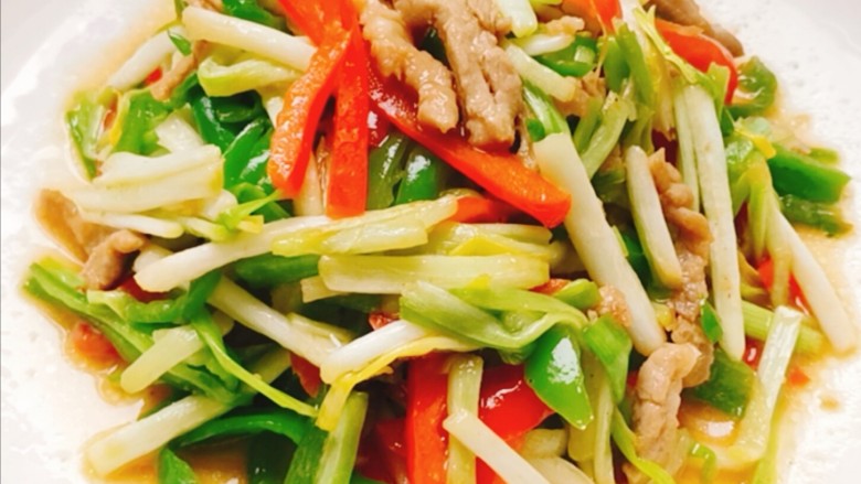 韭黄炒肉丝,看着是不是很有食欲,米饭再来一碗~