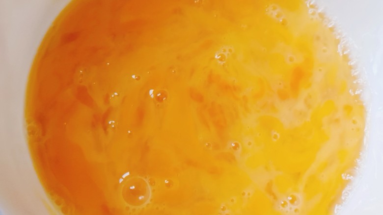 莴笋炒鸡蛋,碗中打入三个<a style='color:red;display:inline-block;' href='/shicai/ 9'>鸡蛋</a>打散,加少许料酒去腥
