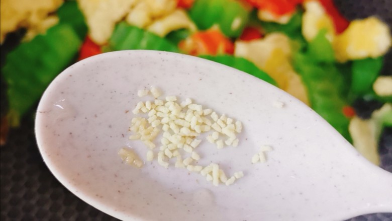 莴笋炒鸡蛋,翻炒入味后关火,加适量鸡精,即可出锅
