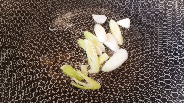 莴笋炒鸡蛋,锅中再次加适量食用油,爆香蒜苗