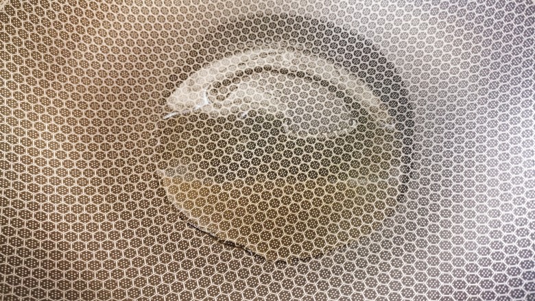 莴笋炒鸡蛋,起锅烧热,加入适量食用油