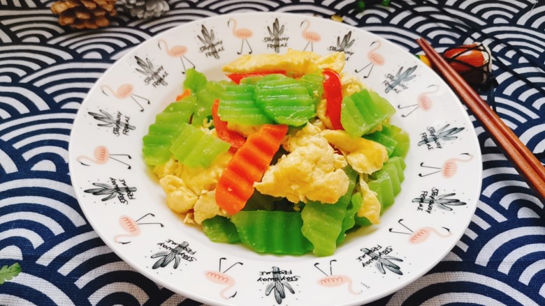 莴笋炒鸡蛋,莴笋炒鸡蛋出锅装盘,拍张美美的照片,开吃!