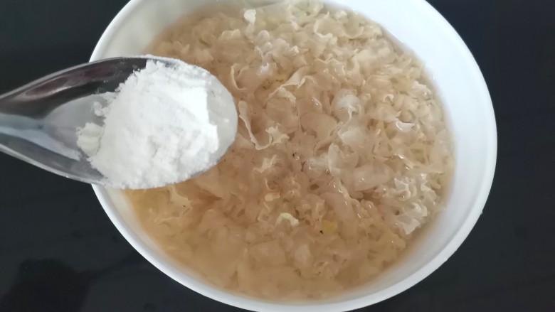 苹果银耳红枣汤,泡发好的银耳加入少许面粉清洗干净,泡发前银耳已经掰碎,所以泡发好无需再去撕