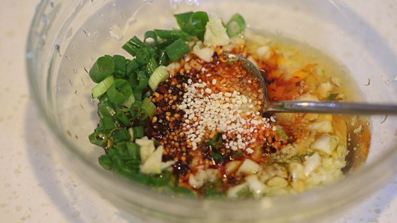 凉拌芥菜丝(1棵芥菜做出3道菜),然后把白芝麻外的所有配料混合拌均匀;