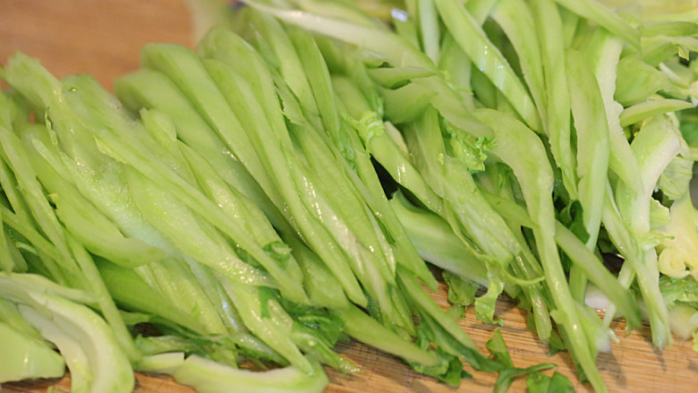 凉拌芥菜丝(1棵芥菜做出3道菜),把芥菜处理干净后,梗单独切成丝;