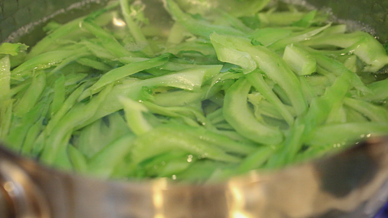 凉拌芥菜丝(1棵芥菜做出3道菜),烧开一锅水,倒进去煮2分钟断生,捞起沥干;