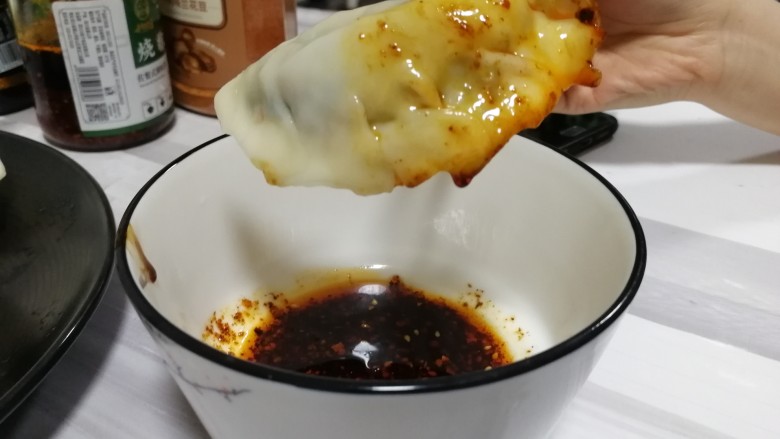 韭菜猪肉馅水饺,弄点酱料调味,蘸着吃