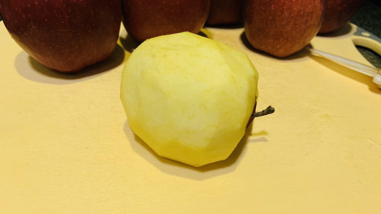 自制🍎苹果酱,苹果削皮;