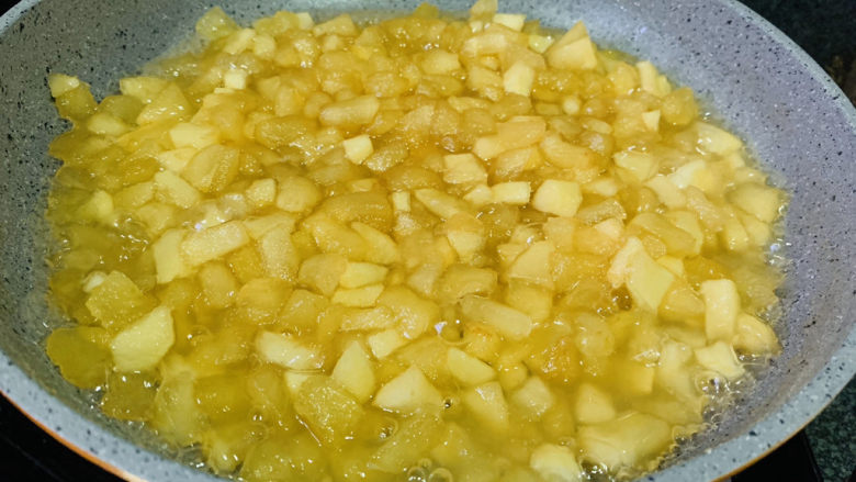 自制🍎苹果酱,大火煮开,调中火熬;