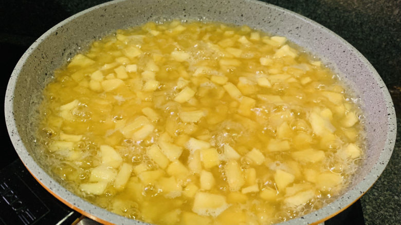 自制🍎苹果酱,再大火煮,为了把苹果煮熟;