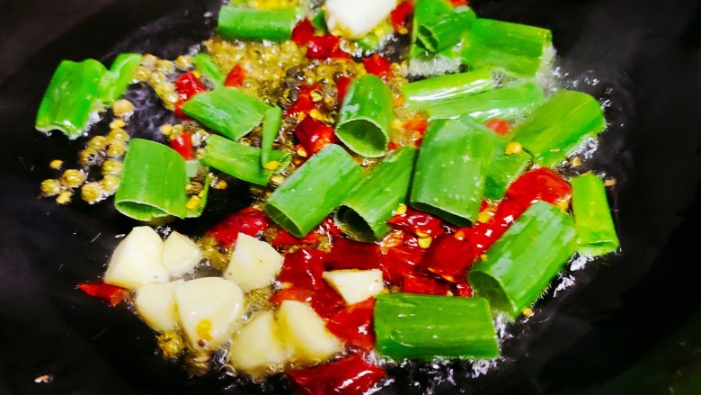 韭菜炒鸭血,锅中倒油,油热后倒入爆香材料翻炒