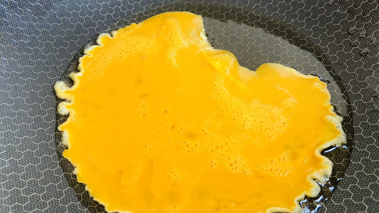 菠菜木耳炒鸡蛋,起油锅倒入鸡蛋液
