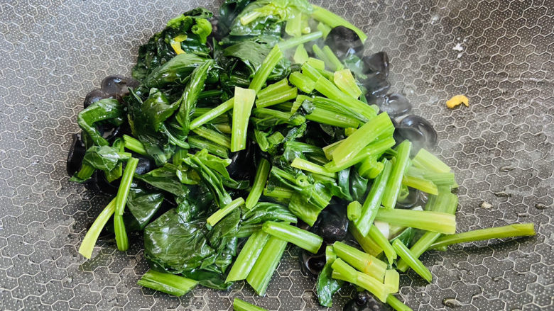 菠菜木耳炒鸡蛋,倒入菠菜