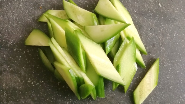 超下饭的红烧茄子,<a style='color:red;display:inline-block;' href='/shicai/ 3488'>小黄瓜</a>切菱型