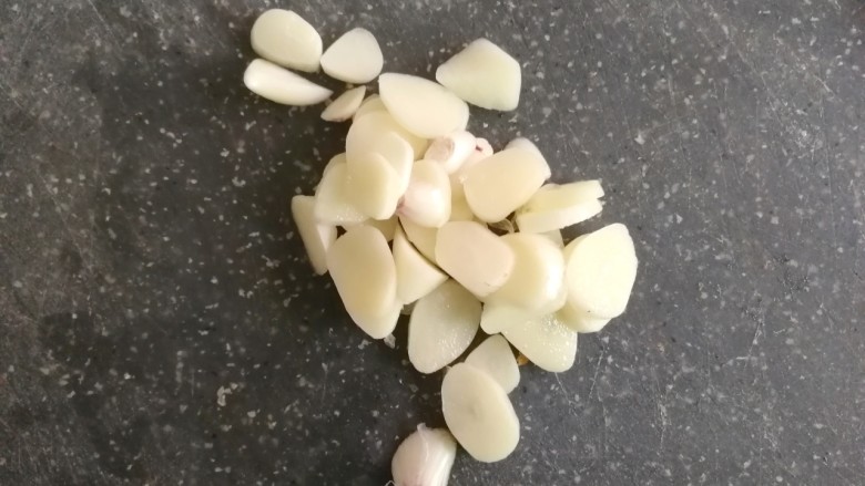 超下饭的红烧茄子,蒜头切片