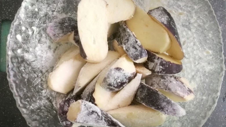 超下饭的红烧茄子,就像这样，薄薄一层面粉即可