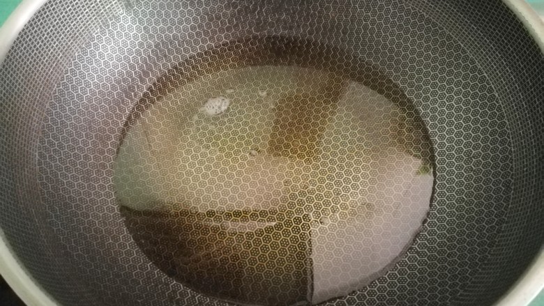 超下饭的红烧茄子,现在准备炸茄子，锅中放适量的油