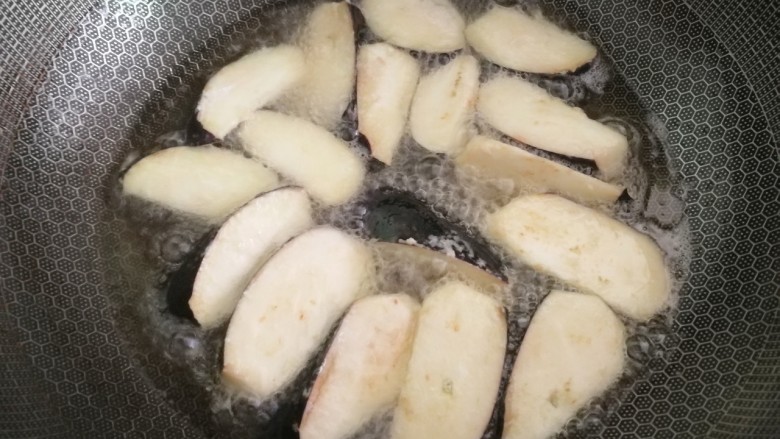 超下饭的红烧茄子,油热后，放入裹了面粉的茄子，中大火炸一分钟后捞起