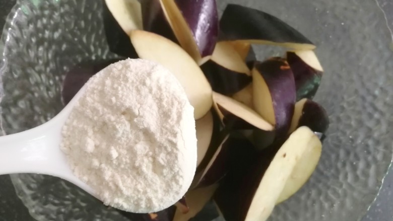 超下饭的红烧茄子,十分钟后会发现茄子表面湿湿的，这时撒点<a style='color:red;display:inline-block;' href='/shicai/ 519'>面粉</a>，利用茄子表面的水分裹一层<a style='color:red;display:inline-block;' href='/shicai/ 519'>面粉</a>