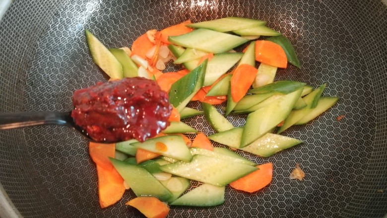 超下饭的红烧茄子,放入一汤匙豆瓣酱