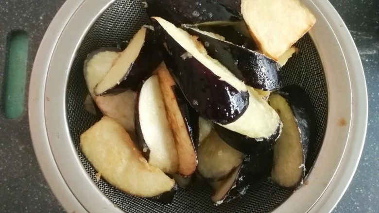 超下饭的红烧茄子,炸好的茄子捞起来滤一下油