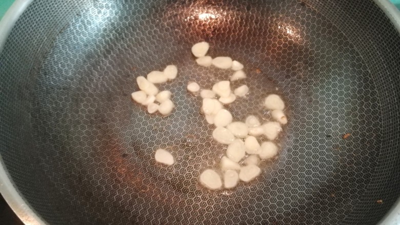 超下饭的红烧茄子,锅中放少许油，放入蒜片炒出香味