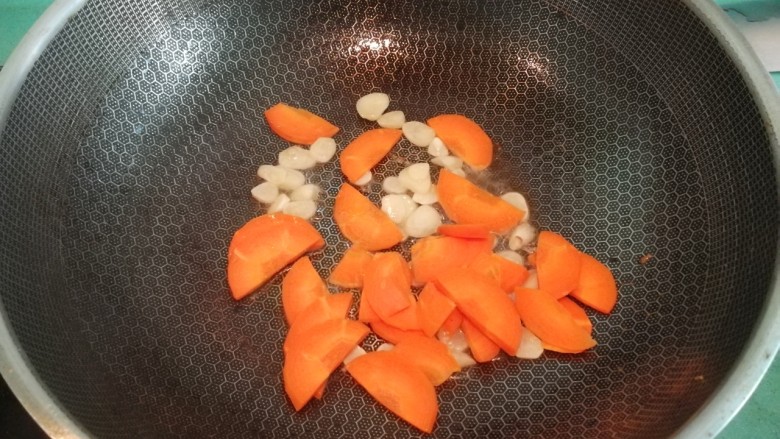 超下饭的红烧茄子,然后放入红萝卜片
