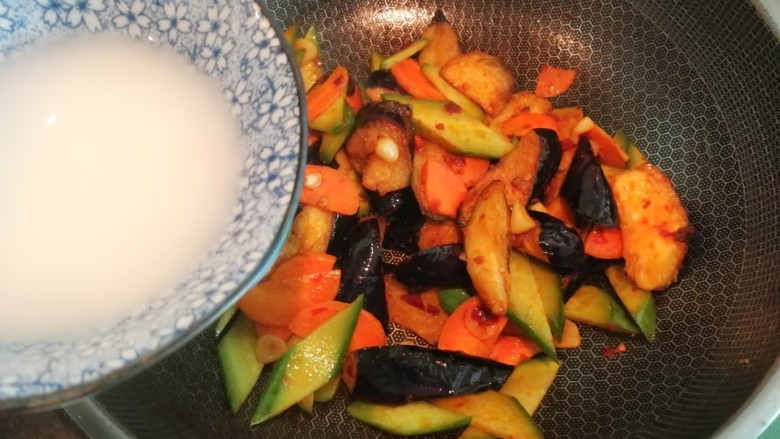 超下饭的红烧茄子,最后加入水淀粉，大火翻炒均匀