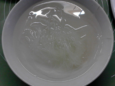 酸菜炖羊肉,将粉丝剪断,放入清水中浸泡至软。