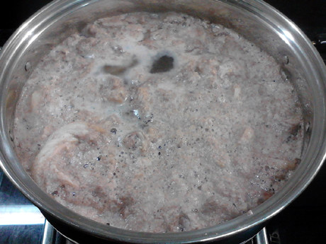 酸菜炖羊肉,随着水渐渐沸腾,血沫也渐渐浮出水面。再继续煮沸数分钟。