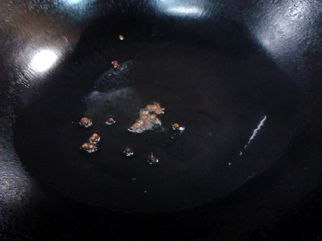 酸菜炖羊肉,放入花椒炒香,
