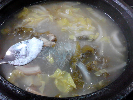 酸菜炖羊肉,熄火,加盐调味,