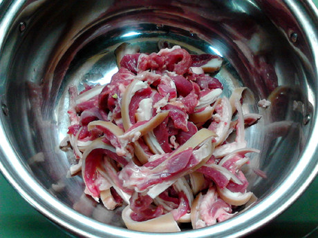 酸菜炖羊肉,羊肉洗净,切成大片,