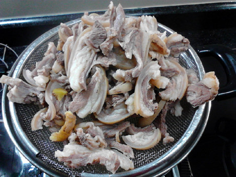 酸菜炖羊肉,待血沫出尽后,捞出羊肉
