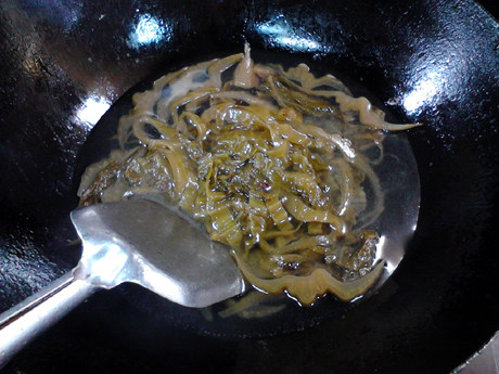 酸菜炖羊肉,倒入清水,使水面刚刚没过酸菜,煮至沸腾,