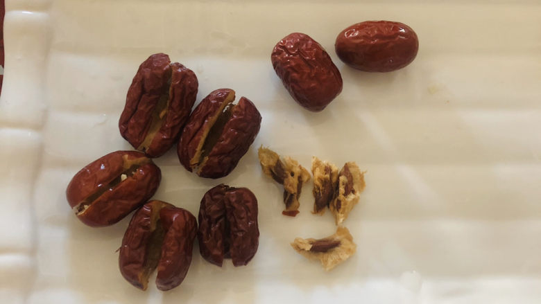 苹果银耳红枣汤,<a style='color:red;display:inline-block;' href='/shicai/ 2470'>红枣</a>洗净并去核（<a style='color:red;display:inline-block;' href='/shicai/ 2470'>红枣</a>核上火！！）