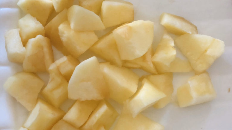 苹果银耳红枣汤,<a style='color:red;display:inline-block;' href='/shicai/ 591'>苹果</a>洗净并去核切块