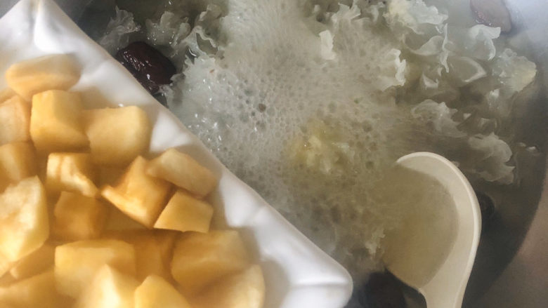 苹果银耳红枣汤,然后在加入苹果（苹果容易氧化，可以差不多要放入的时候再切哈！）